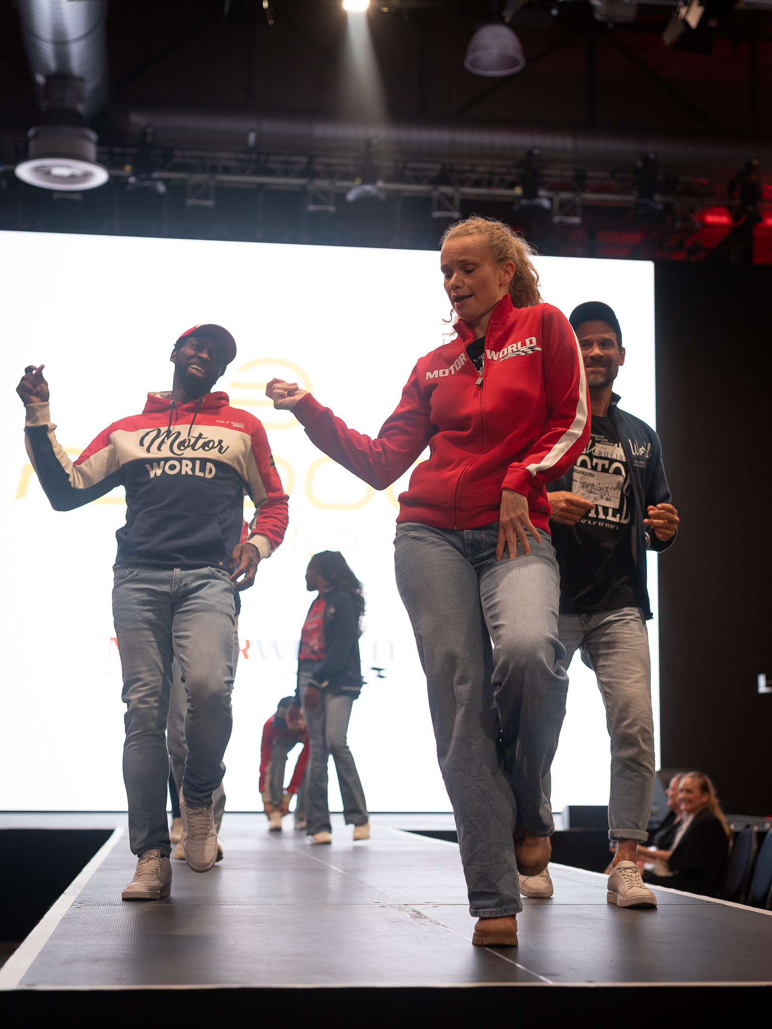 Ausstellung hochwertiger Fahrzeuge und Mode